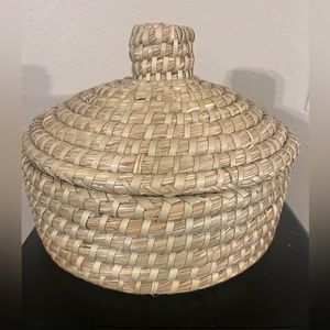 Round Straw Basket with Woven Palm